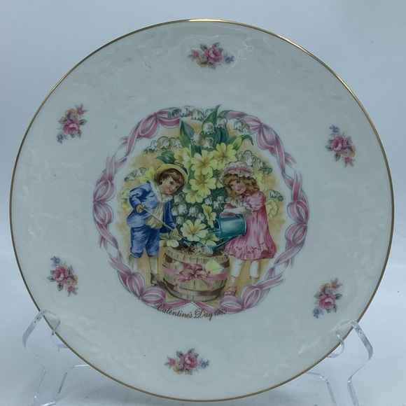 Vintage Royal Doulton Valentines Day 1985 Collectible Plate - Picture 1 of 9